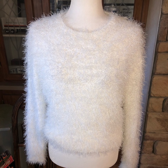 Fort Collins Women White Fuzzy Sweater | sdr.com.ec